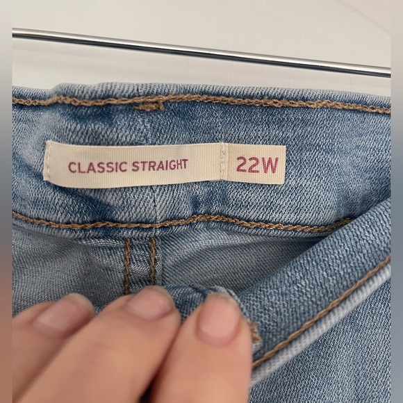 Levi’s Women’s Classic Straight Jeans in a light wash Size 22W - Picture 2 of 6